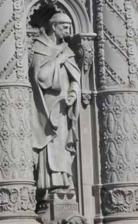 photo of statue of Father de la Ascension